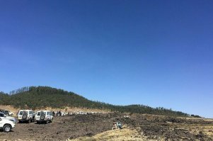 Простите, господа, я понимаю, да, люди погибли ( пропали), но где на фотографиях самолёт разбившийся? 40 метров центроплан, крылья 30+, хвост, двигатели, 160 кресел, чемоданы и пр? Где разлив/следы от пожара полных баков( 15 тонн, 20000 литров) керосина?. Перед тем как ставить минусы- подумайте хоть пару минут над этим.