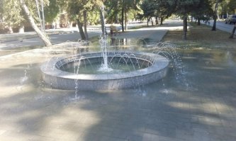 Здесь,кстати,ни какой загадки нет. Изготовитель сделал так,чтобы можно было менять положение трубок,а дебилы,возможно для фото, развернули их наружу. И вообще вандалы над этим фонтаном часто издеваются.