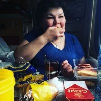 Пока кушает и рот занят, это нормально. Совсем хреново когда покушает и говорить начнёт о неладных делах в государстве, о зяте подонке, о соседке сволочи...