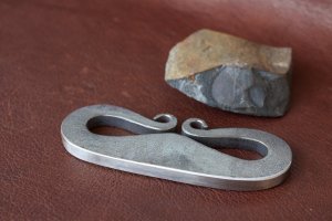 Железяка с кругляшами огниво, кремень нужен в придачу