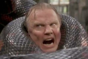 В Бразилии рыбак снял на видео огромную анаконду, неспешно переплывавшую реку 