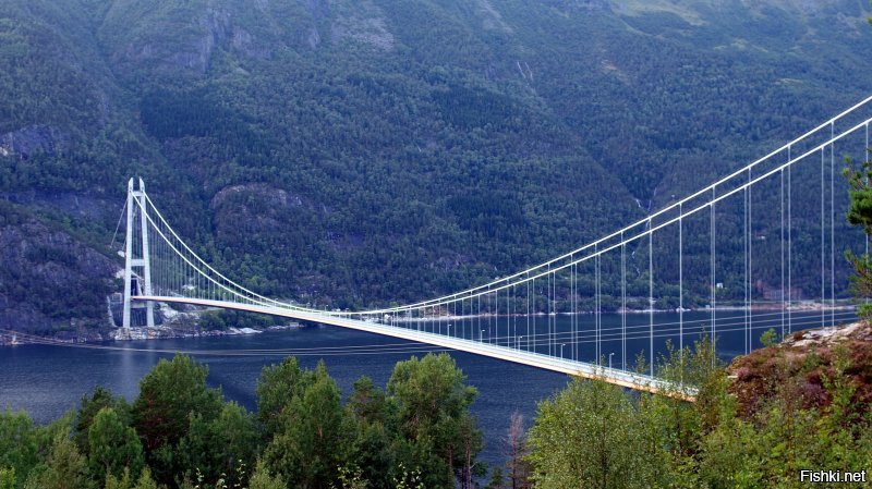Чтобы вы, так же как и я, не подумали, что Хардангерский мост выглядит так как на фото, вообще-то целиком он выглядит так: