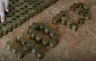 Считать лень, но скорее всего там именно 40 т. р., так как стопки разные по количеству монет.