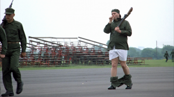 Эдик не работать приехал, а прогибать под себя всю систему работы, чтобы работа встала, а также прогибать под себя весь персонал.
Вспомните "Цельнометаллическая оболочка" Стэнли Кубрика. Там был "уникальный" рядовой Куча, редкостный маменькин сынок, серийный убийца и невероятная гнида. Так вот, рядовой Куча занимался постоянно тем, что прогибал под себя всю учебную роту. Деталей всех я описывать не буду, вот Эдик этот - это такая же Куча. Говна. 
"Сколько ты весишь, рядовой? Них.уя! Восемьдесят килограмм, а воняет как от тонны. Ху.й сосёшь?"
Поэтому вот таких вот кулаков и вредителей как Эдик начальство на стройке если не раскусывает сразу - то это личные проблемы этого начальства.
Мастер-сержант Хартман, умница, порядочный человек, настоящий товарищ, сразу же раскусил рядового Леонарда Лоуренса как огромную кучу говна, который будет стрелять в спину своим, доводить своим нытьём всю роту до полной потери боеспособности, в результате собственные потери в боя будут огромные. Поэтому мастер-сержант Хартман использовал методы устранения Кучи таким образом, чтобы рядовой Куча либо сел на электрический стул, либо покончил с собой. Даже и ценой собственной жизни мастер-сержанта, что вообще-то является Подвигом по устранению самых отборных мразей среди своих.
Ну а Эдик? А что Эдик? Учитесь вычислять эти Кучи Эдиков.