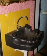 Китаезам похрен что штамповать, значит спрос есть у покупателей)
Здесь можно было и доработать, типа в паре съемных зубьев дупло сделать, под щетки, пасту, бритву, и всякую мелочевку))