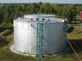 Вот нефтяная емкость, а то цистерна скорее для воды. А из этой емкости можно было бы многоквартирный домик устроить.
