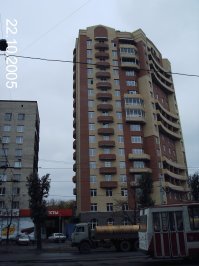 Автор забыл написать, что в течение 10 лет уплотниловку в городе, и не только на окраинах, крышевал дружок Беглова по фамилии Вахмистров. При первом появлении Беглова на публике в качестве ио, появился и Вахмистров у него за спиной. Да и сам Беглов из строителей. Когда Беглова назначат губернатором, тогда эта сладкая парочка развернется во всю. А на кремлеботов внимания не обращайте, они не за Беглова агитируют, у них другая задача - создать иллюзию выборов. И с этим они успешно справляются, посмотрите, сколько людей участвуют в этом лохотроне.

Образец уплотниловки времен Вахмистрова. Пр. Маршала Говорова. Из моей коллекции.