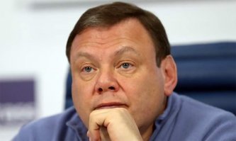 Антикоррупционный прокурор José Gruinda считает, что Михаил Фридман, российский магнат, владеющий 29% акций сети супермаркетов Dia, который запустил OPA (oferta pública de adquisición) для этой сети супермаркетов, возглавляет специализированную группу, вызывающую банкротство компаний, чтобы скупать их потом по дешёвке. Источники, близкие к расследованию, подтверждают, что после встречи в Мадриде между Gruinda, Национальной полицией и лицами из прокуратуры США по борьбе с мошенничеством под руководством Ephraim Wernick, Испания согласилась предоставить всю документацию и информацию, собранную до сих пор властям США. ФБР расследует Фридмана и группу его компаний в течение уже нескольких лет на предмет возможных преступлений, связанных с отмыванием денег, выплатой взяток и созданием преступной организации. В одном из аналитических испанских отчётов, в частности, указывается, что LetterOne, инвестиционный отдел Фридмана, совершал такую известную в российской криминальной среде преступную практику как рейдерство, то есть «незаконное поглощение компаний», которые ранее были «утоплены» или доведены до банкротства. В подготовленной прокуратурой Испании документации говорится, что «в соответствии со статьей 18.4 Конвенции Организации Объединенных Наций против транснациональной организованной преступности от 2000 года, накопленная информация передается в ведение Соединенных Штатов».
Фото: Mikhail Fridman, el magnate ruso que controla el 29% de Dia/Getty