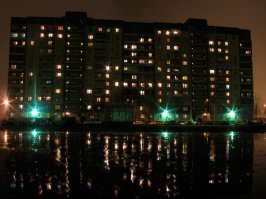 Это не озеро, просто я поставил фотоаппарат на мокрую крышу легковушки во дворе.
