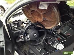 Мда, реально не повезло!
А ведь посмотреть на наши дороги, которых и так нет, дык еще какой только хрени не валяется на дорогах, там не только болт, но и колесо и люк канализации прилететь может, как это уже случалось))