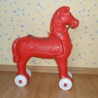 Проехаться не довелось - не купили. Зато определили в кавалерию. Этот конь жутко ржал, если потянуть за кольцо на холке.