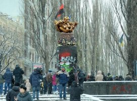 Пусть поставят ему такой же памятник!