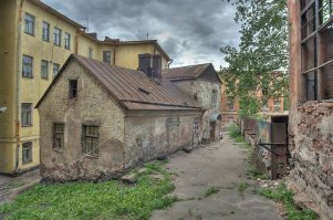 Отдайте Выборг шведам, за год город будет блестеть и везде будут газоны и чистота, был там в прошлом году, больно смотреть во что превратили этот город местные власти. Убила фраза про современное покрытие)))  – На крыше с девяностых годов положен современный материал......