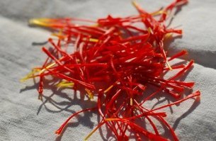 жалко шафран не показали, он же посевной крокус - древнейшая специя в мире: плантации, цветы шафрана и то, из чего делают собственно специи. Напоминает детскую придумку  времён СССР- сдай в аптеку килограмм сушёных комаров и получи 100 рублей (сумасшедшие деньги)...отсюда и довольно высокая стоимость настоящего шафрана