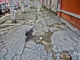 "В то время как наши города расширяют тротуары, чтобы людям было комфортно ходить по городу"
У нас тротуары сами расширяются под воздействием естественных причин