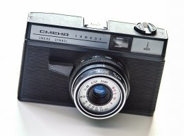 Был еще фотоаппарат "Смена Символ", родной собрат "Смены-8М".
Там перевод пленки был сделан рычажковый, как на "взрослых" фотоаппаратах. Я все мечтал таким обзавестись. Но потом мне свалился "Зенит"...