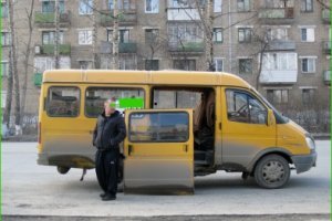 В маршрутке есть специальный держальщик двери, он же деньги собирает.