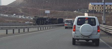 Дорогу полностью заблокировал, пробища была ппц.