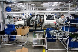 уазик тоже вручную собирают, только мерседесом он от этого не становится