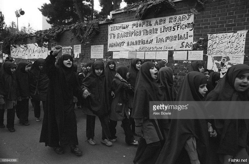 Вот это вот Иран в 70е годы.
А на следующем фото 2000е после пришествия мракобеса Хомейни.