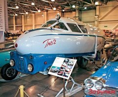 Это он из ангара выезжает.