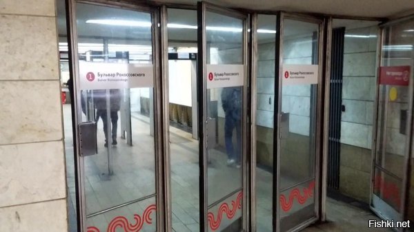 Они не русские что ли?
Сделали распашёнки как в метро в каждую сторону, а при необходимости просто ограничитель вставляли бы в пол на заранее подготовленное место...


3 винта и порядок....