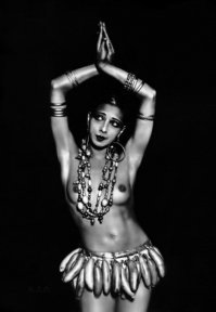 За заслуги перед Францией в годы Второй мировой войны лейтенант ВВС Франции Жозефина Бейкер была награждена Медалью Сопротивления, Военным крестом и орденом Почетного легиона. Когда она скончалась в 1975 году, то на похоронах от имени государства были оказаны официальные воинские почести   21 ружейный залп. Первая во французской истории женщина иностранного происхождения, чью память почтили на столь высоком уровне.
А юбочка из бананов (тряпичных) сделала этот фрукт сверхпопулярным, и дала старт банановой индустрии.