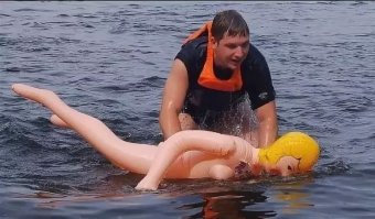 Джинсы спасли немцу жизнь в море