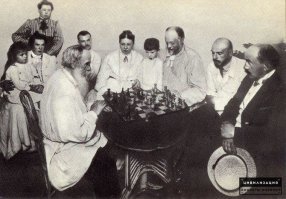 Л. Н. Толстой играет в шахматы с М. С. Сухотиным. Ясная Поляна. Российская империя. 1908г.