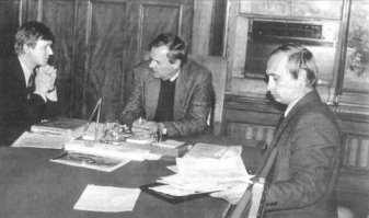 Этническая организаованная преступная группировка "семибанкирщина" во главе с Чубайсом Борис Березовский, Михаил Ходорковский, Михаил Фридман, Пётр Авен  ,Владимир Гусинский, Виталий Малкин (он же Авихур Бен Бар) ,Александр Смоленский . Фото 1
Лидер этнической ОПГ договаривается о будущем президенте...