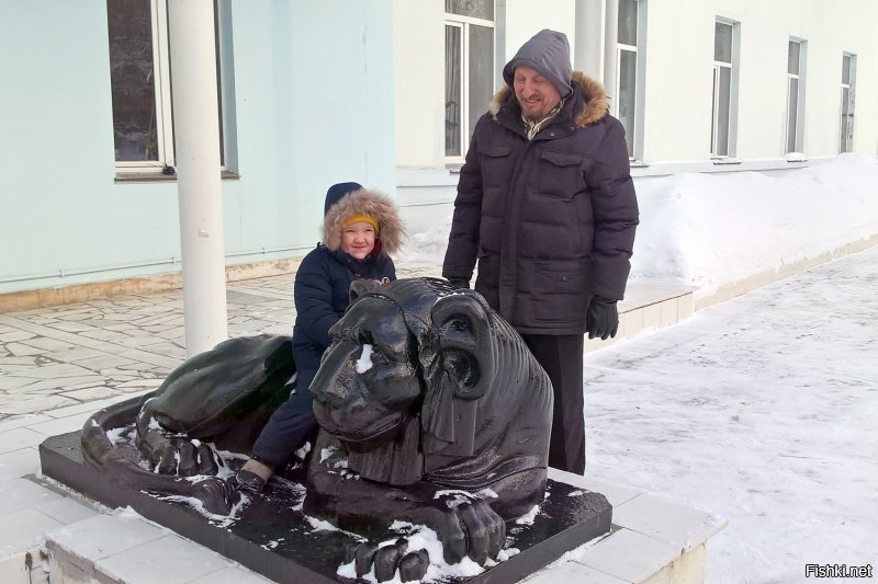 А у нас есть дедушка!  Как положено: с бородой... который учит внука полезным вещам и... немного пакостить!