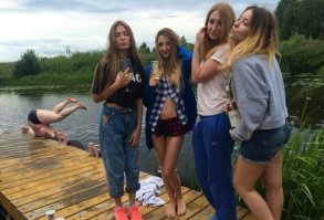 15 самых забавных фото с неожиданными персонажами, которые их «испортили»