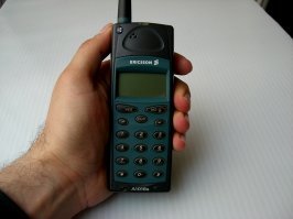 Раньше пейджер был своеобразным символом успешности. Абонентская плата обходилась владельцам в круглую сумму - около 200 рублей в месяц. 
----------------------------------
Ммммммммммм.  это в каком году в круглую сумму? Когда пейджер стоил абонентка 200 рублей.  Какой-нить безлимит от мтс  на эриксона 1018  стоил 3000 рублей. Это да, была кругленькая сумма.