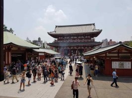 Пришел в храм Сендози....в рот мне ноги! Полчища китайцев орущих и хаотично шастающих туда сюда. Тут же барахолка какая то стихийная, закусочные, дым шум и гам. У меня вопрос в другом, а кто это там все устроил? Китайцы что ли? Кто им разрешил из Храма рынок сделать?