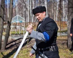 Всегда поражали комментаторы, которые пишут, не разбираясь в теме.... Зачем? Зачем писать бред?

"...Известна история «миасского стрелка» Александра Григорьева (ранее судимого). В его дом в ночь с 1 на 2 января 2016 года вломились пятеро человек   четверо мужчин и одна женщина, известная компания пьяных дебоширов из соседнего села. Они сразу ударили Александра так, что тот отключился. Незваные гости угрожали убить всю семью. Очнувшись, Александр первым делом добрался до сейфа, где лежало ружье. Четверых нападавших он убил, пятого ранил.

Его арестовали, но почти сразу отпустили под подписку о невыезде. Дело не дошло даже до суда, так как самооборона была признан законной..."

"...В 2017 году были признаны невиновными казак Олег Шишов и его друзья   Алексей и два Александра Дутовы. Они поссорились с цыганом Дмитрием Пестриковым, к которому ушла жить дочь Алексея Дутова, и Пестриков пообещал, что прострелит голову Шишову. В итоге у ворот дома казака собралась толпа из 24 человек, вооруженных пневматическими и травматическими пистолетами, битами и холодным оружием. У обороняющихся были травмат и карабин «Сайга». Погибло двое нападавших. Вначале уголовное дело было возбуждено в адрес обороняющихся, но вскоре прекращено и возбуждено против другой стороны...."

"..."Вот недавно случай был. Гопники ссали на мой подъезд. Сделал замечание. Забычили. Погнались. Увидели ствол и башню у них сорвало окончательно. Захотели забрать и «щас тебя же из твоей пуколки замочить». Начали избивать втроем. Отстрелялся. У одного вытек глаз, другой получил в пах и висок (ЗЧМТ), третий 2 ноги и грудь. И это патроны 50 Дж!"

Далее автор вызвал полицию, полиция обнаружила раненых гопников неподалеку и вызвала скорую.
Далее - разбирательства, гопники написали встречное заявление о нападении на них, что однако было опровергнуто записями камер видеонаблюдения.
Итог:
По заявлению гопников - отказной. Автор от претензий к искалеченным противникам отказался...."

"....При этом за пять лет, за незаконное применение травматического оружия, было осуждено около 50 человек (при более 500 случаях применения). Около 450 случаев применения травматического оружия - были признаны законными и целесообразными...."

А вот фото, по вашему мнению, "непростойслуганарода" или с бабками"