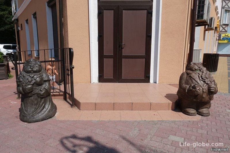 Зеленоградск прекрасный и в основном пешеходный город, в нём есть музей Мурариум, есть  памятник котам и разные скульптуры, так что да, этот город "пропитан" котиками, и это здорово)