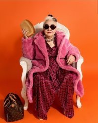 А знаешь почему женщины живут дольше мужчин? 
Мужчины меньше радуются мелочам..........