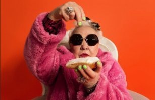 А знаешь почему женщины живут дольше мужчин? 
Мужчины меньше радуются мелочам..........