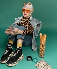 А знаешь почему женщины живут дольше мужчин? 
Мужчины меньше радуются мелочам..........