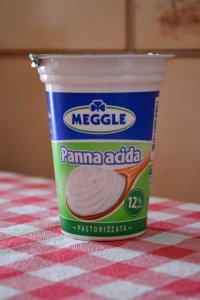 Сметана там тоже есть!
Она там называется Panna acida.

По вкусу, один в один наша сметана.