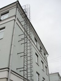 Почему-то вспомнилась пожарная лестница с крыши в здании школы, в которой я учился когда-то давно, выглядела оно практически так как на картинке