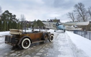 На заднем плане наш, Советский Ан-2, образца 1947 года, до сих пор летает.