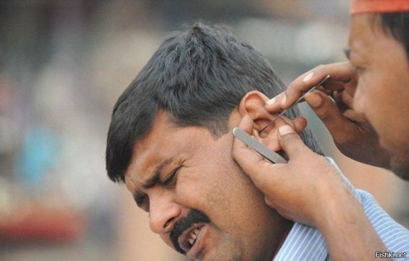 В Индии некоторые отваживаются чистить уши у уличных чистильщиков
