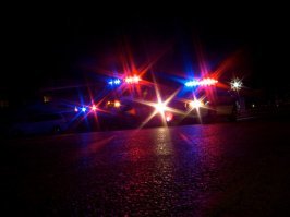 Еду, стоят на противоположной стороне дороги с включенной "люстрой". 
Меня согласно ПДД это не касается (была разделительная полоса), спокойно еду дальше.
Смотрю, а за мной погоня... 
Оказывается мент стоял под этой люстрой и махал палкой, что бы я остановился. Трудно было объяснить, что его под этой люстрой не видно (ослепила).