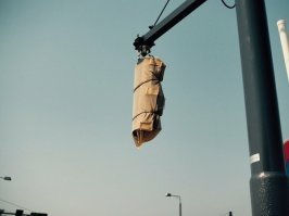 Бедный Светофор, за что же его так жестоко повесили то, что он такое натворил?