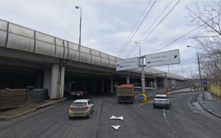 Знаки видно? Полосы приблизительно видишь? По весне нарисуют заново, будет лучше. Это просто около дома и аварии постоянно на этом месте. Итого: Правая полоса - только направо в первый съезд, вторая - в первый и во второй съезд, но полоса нарисована и прямо тоже, третья - прямо и во второй съезд, но через пунктир со второй полосой, четвертая - только прямо. Что имеем по 2 и 3 полосе? Человек с 3 полосы по знаку захотел повернуть направо, но другой человек на 2 полосе не меняя траектории, но в нарушение знака, но по нарисованной в том числе и прямо полосе едет прямо. Авария. Кто виноват?