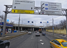 Знаки видно? Полосы приблизительно видишь? По весне нарисуют заново, будет лучше. Это просто около дома и аварии постоянно на этом месте. Итого: Правая полоса - только направо в первый съезд, вторая - в первый и во второй съезд, но полоса нарисована и прямо тоже, третья - прямо и во второй съезд, но через пунктир со второй полосой, четвертая - только прямо. Что имеем по 2 и 3 полосе? Человек с 3 полосы по знаку захотел повернуть направо, но другой человек на 2 полосе не меняя траектории, но в нарушение знака, но по нарисованной в том числе и прямо полосе едет прямо. Авария. Кто виноват?