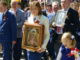 Естественно не расстреливали. На фото правнучка Николая 2 несущая фото прадеда героически погибшего на полях сражений во времена ВОВ, что как бы доказывает что он дожил как минимум до 41-го года.