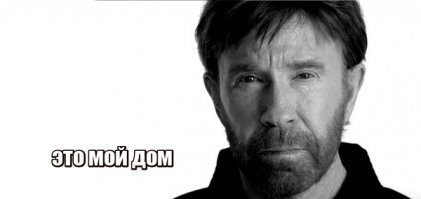 Дом, уцелевший во время разрушительного торнадо
