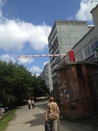 По моему ограничивает высоту въезжающего транспорта - чтобы непообрывал и непообломал там ничего.